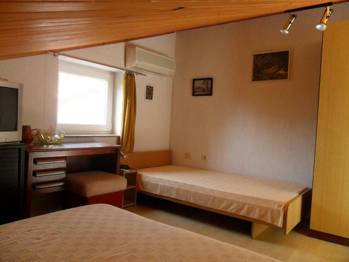 Apartments Simpa Njivice Exterior photo